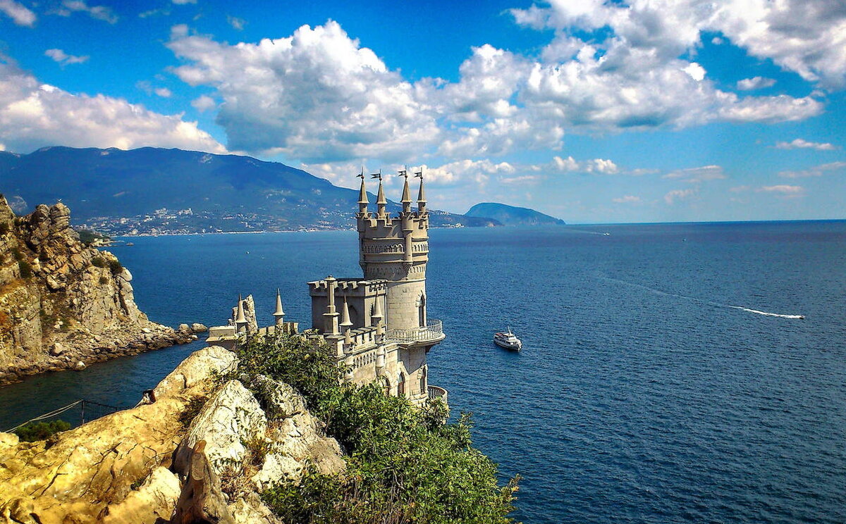 В Крыму после масштабной реставрации открыли дворец-замок «Ласточкино гнездо»