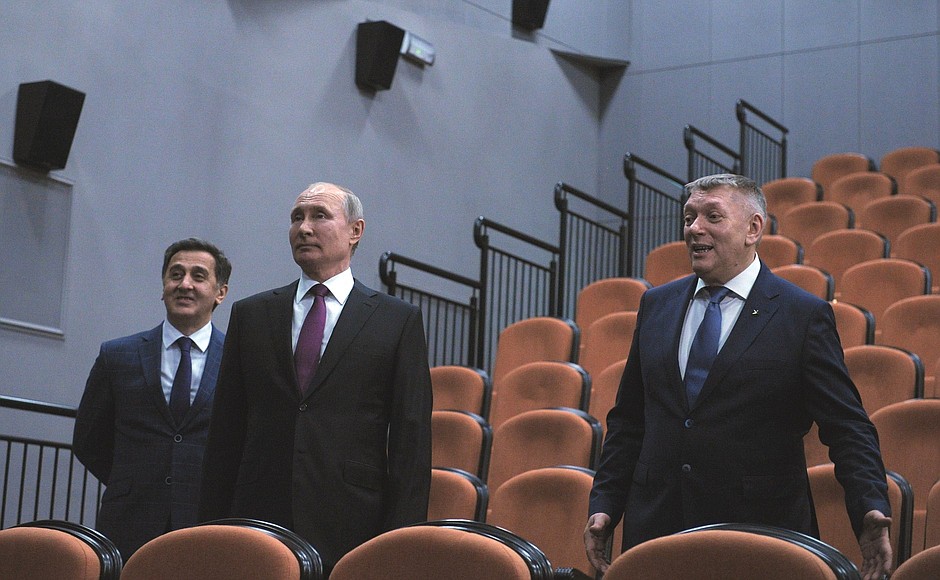 Президент Владимир Путин посетил Детский музыкальный театр юного актёра