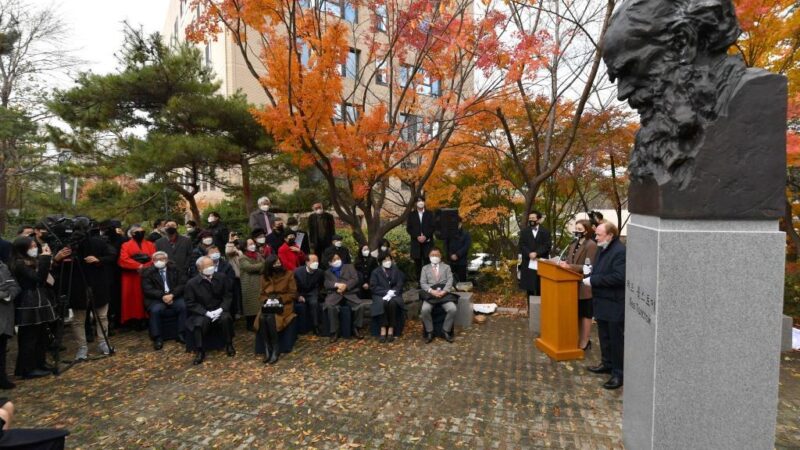 В Сеуле установили памятник Льву Толстому